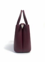 ⁦حقيبة يد نسائية عصرية - تصميم "توت" بجلد ناعم مع إكسسوار دبدوب لطيف⁩ - الصورة ⁦6⁩