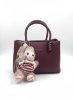 ⁦حقيبة يد نسائية عصرية - تصميم "توت" بجلد ناعم مع إكسسوار دبدوب لطيف⁩ - الصورة ⁦5⁩