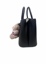 ⁦حقيبة يد نسائية عصرية - تصميم "توت" بجلد ناعم مع إكسسوار دبدوب لطيف⁩ - الصورة ⁦3⁩