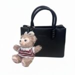 حقيبة يد نسائية عصرية - تصميم "توت" بجلد ناعم مع إكسسوار دبدوب لطيف