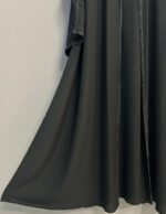 ⁦عباية راقية تتميز بشريط تطريز  خرز رفيع ممتد على طول العباية من الأمام وعلى أطراف الأكمام ليعطي لمسة من الفخامة الهادئة.⁩ - الصورة ⁦4⁩