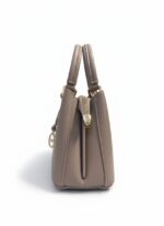 ⁦شنطة يد نسائية "لورينا" (Loreina) بتصميم كلاسيكي فاخر - لون كافيه لامع⁩ - الصورة ⁦3⁩