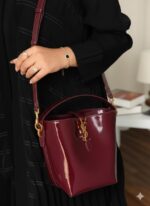 ⁦شنطة YSL Bucket Bag  - لون مارون لامع (Burgundy Patent) لإطلالة فخمة لا تُنسى⁩ - الصورة ⁦2⁩