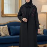 عباية بليزر الراقية، تجمع بين الطابع الرسمي والأناقة العصرية.