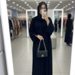 عباية راقية تتميز بشريط تطريز  خرز رفيع ممتد على طول العباية من الأمام وعلى أطراف الأكمام ليعطي لمسة من الفخامة الهادئة.