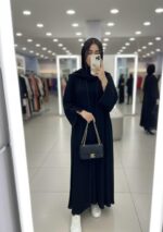 عباية راقية تتميز بشريط تطريز  خرز رفيع ممتد على طول العباية من الأمام وعلى أطراف الأكمام ليعطي لمسة من الفخامة الهادئة.