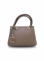 ⁦شنطة يد نسائية "لورينا" (Loreina) بتصميم كلاسيكي فاخر - لون كافيه لامع⁩ - الصورة ⁦4⁩