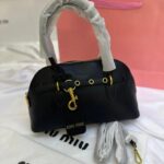 شنطة Miu Miu  - الأناقة العصرية والعملية في قطعة واحدة باللون الأسود الملكي.