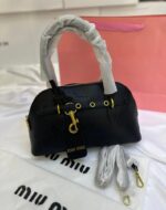 شنطة Miu Miu "إصدار الماستر" - الأناقة العصرية والعملية في قطعة واحدة باللون الأسود الملكي.