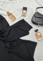 ⁦عباية راقية تتميز بشريط تطريز  خرز رفيع ممتد على طول العباية من الأمام وعلى أطراف الأكمام ليعطي لمسة من الفخامة الهادئة.⁩ - الصورة ⁦6⁩