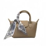 حقيبة يد نسائية فاخرة بنقشة جلد الثعبان مع وشاح حريري - لون بيج راقي