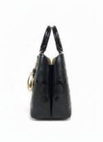 ⁦حقيبة يد نسائية فاخرة من "GUIDA" - تصميم كلاسيكي بنقوش بارزة⁩ - الصورة ⁦4⁩