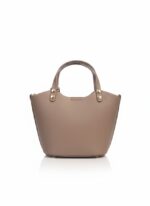 ⁦حقيبة يد كتف نسائية جلد فاخرة من لوراينا - تصميم كلاسيكي بمقبض علوي وميدالية ذهبية⁩ - الصورة ⁦4⁩