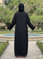 ⁦عباية "كلاسيك مودرن" سوداء بلمسة أزرار ناعمة⁩ - الصورة ⁦6⁩