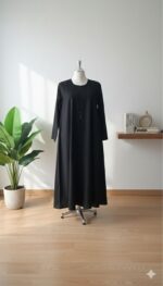 ⁦عباية "كلاسيك مودرن" سوداء بلمسة أزرار ناعمة⁩ - الصورة ⁦5⁩