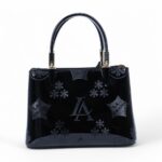 ⁦حقيبة يد لورينا (LORAINA) العصرية - فخامة النقوش واللمسات الذهبية⁩ - الصورة ⁦3⁩