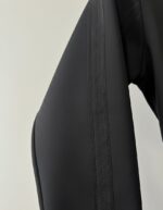 ⁦عباية "كلاسيك مودرن" سوداء بلمسة أزرار ناعمة⁩ - الصورة ⁦4⁩