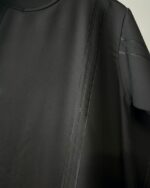 ⁦عباية "كلاسيك مودرن" سوداء بلمسة أزرار ناعمة⁩ - الصورة ⁦3⁩