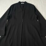 عباية "كلاسيك مودرن" سوداء بلمسة أزرار ناعمة