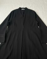 عباية "كلاسيك مودرن" سوداء بلمسة أزرار ناعمة