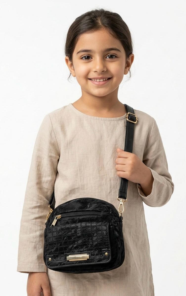 WhatsApp Image 2026-03-09 at 9.46.18 PM حقيبة كتف (كروس) مبطنة للبنات بلمسة كلاسيكية وإبزيم ذهبي - الصورة 1