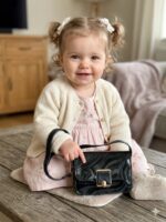 ⁦حقيبة يد بناتي "ماربل" بلمعة فاخرة - إكسسوارات أطفال أنيقة⁩ - الصورة ⁦2⁩