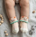 ⁦طقم جوارب أطفال ناعمة بتصميم "دب الصداقة" مع حواف كشكش - (3 أزواج)⁩ - الصورة ⁦2⁩