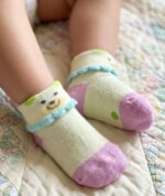 ⁦طقم جوارب أطفال ناعمة بتصميم "دب الصداقة" مع حواف كشكش - (3 أزواج)⁩ - الصورة ⁦3⁩