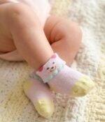 ⁦طقم جوارب أطفال ناعمة بتصميم "دب الصداقة" مع حواف كشكش - (3 أزواج)⁩ - الصورة ⁦5⁩