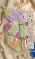 ⁦طقم جوارب أطفال ناعمة بتصميم "دب الصداقة" مع حواف كشكش - (3 أزواج)⁩ - الصورة ⁦4⁩