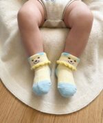 ⁦طقم جوارب أطفال ناعمة بتصميم "دب الصداقة" مع حواف كشكش - (3 أزواج)⁩ - الصورة ⁦6⁩