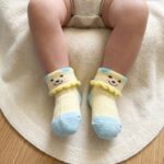 طقم جوارب أطفال ناعمة بتصميم "دب الصداقة" مع حواف كشكش - (3 أزواج)