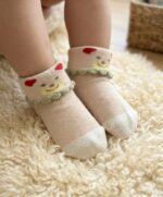 ⁦طقم جوارب أطفال ناعمة بتصميم "دب الصداقة" مع حواف كشكش - (3 أزواج)⁩ - الصورة ⁦7⁩