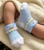 ⁦طقم جوارب أطفال ناعمة بتصميم "دب الصداقة" مع حواف كشكش - (3 أزواج)⁩ - الصورة ⁦9⁩