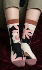 ⁦شرابات نسائية قطنية طويلة - تشكيلة "لوحات فنية" بتصاميم وجوه عصرية وألوان دافئة⁩ - الصورة ⁦2⁩