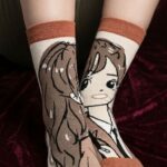 شرابات نسائية قطنية طويلة - تشكيلة "لوحات فنية" بتصاميم وجوه عصرية وألوان دافئة