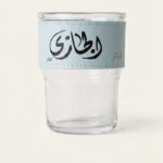 كوب زجاجي فاخر بحامل جلدي مخصص بالاسم - متوفر بلونين (بني / بيبي بلو)