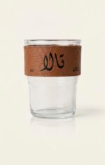 ⁦كوب زجاجي فاخر بحامل جلدي مخصص بالاسم - متوفر بلونين (بني / بيبي بلو)⁩ - الصورة ⁦2⁩