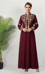 ⁦عباية نسائية فاخرة بتطريز أنيق وياقة مرتفعة⁩ - الصورة ⁦2⁩
