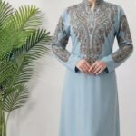 جلابية نسائية مطرزة بتصميم بيزلي شرقي