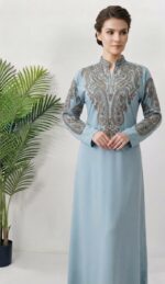 جلابية نسائية مطرزة بتصميم بيزلي شرقي
