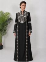 ⁦عباية نسائية مطرزة بتصميم هندسي عصري⁩ - الصورة ⁦5⁩